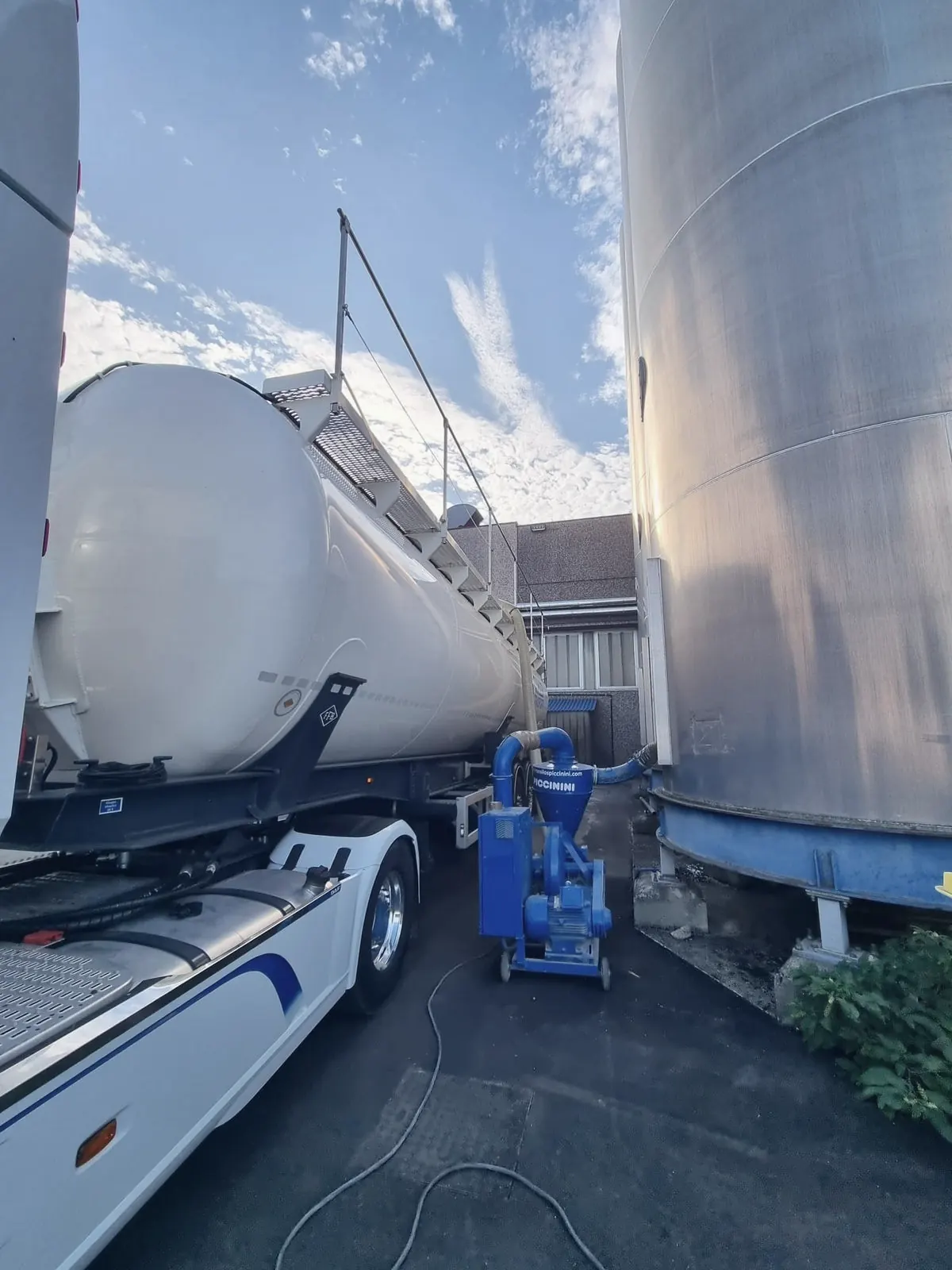 Mobile vacuum unit between a silo trailer and a plant’s vertical silo