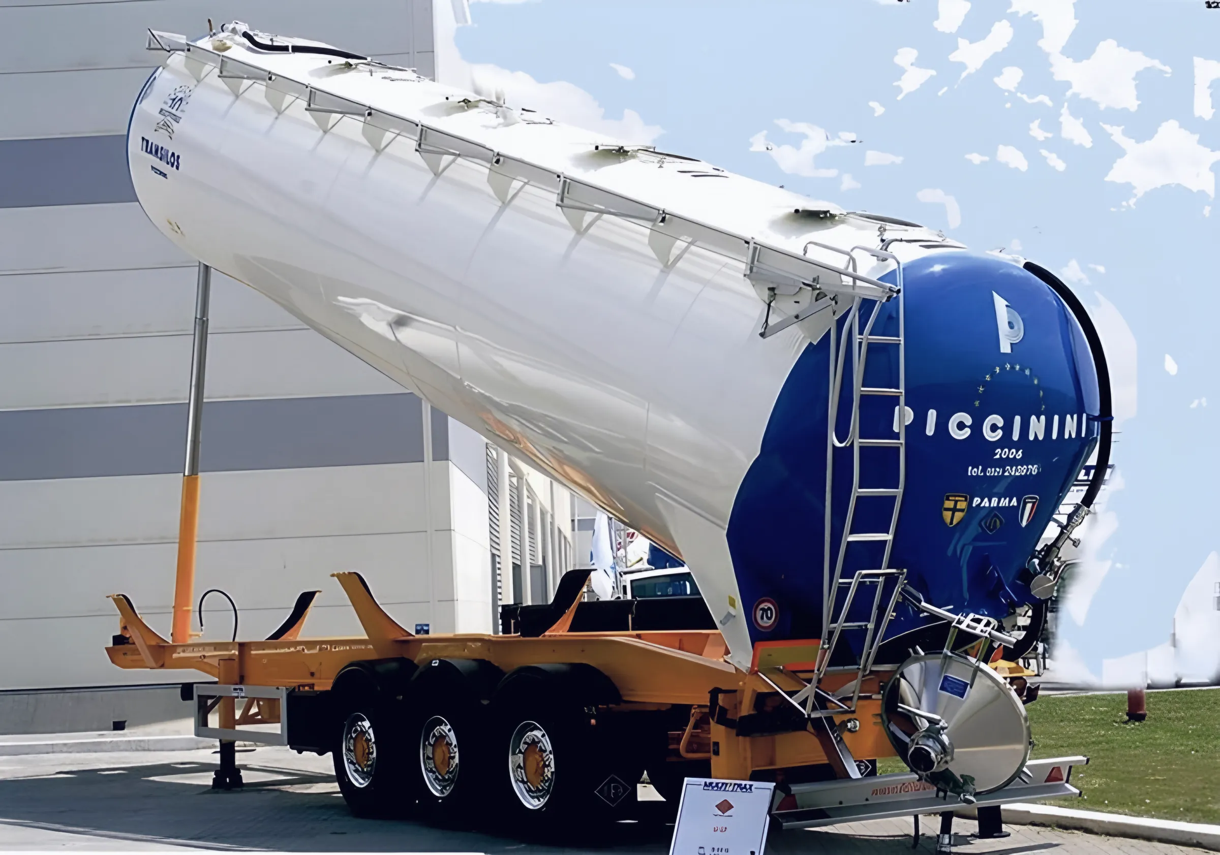 Semirimorchio autosilos bianco con fondo blu Piccinini, carrello giallo e scaletta, fotografato dal basso