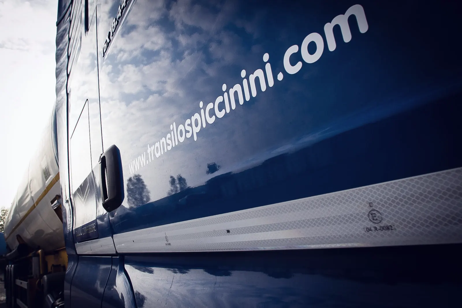 Blue side of a silo trailer showing www.transilospiccinini.com