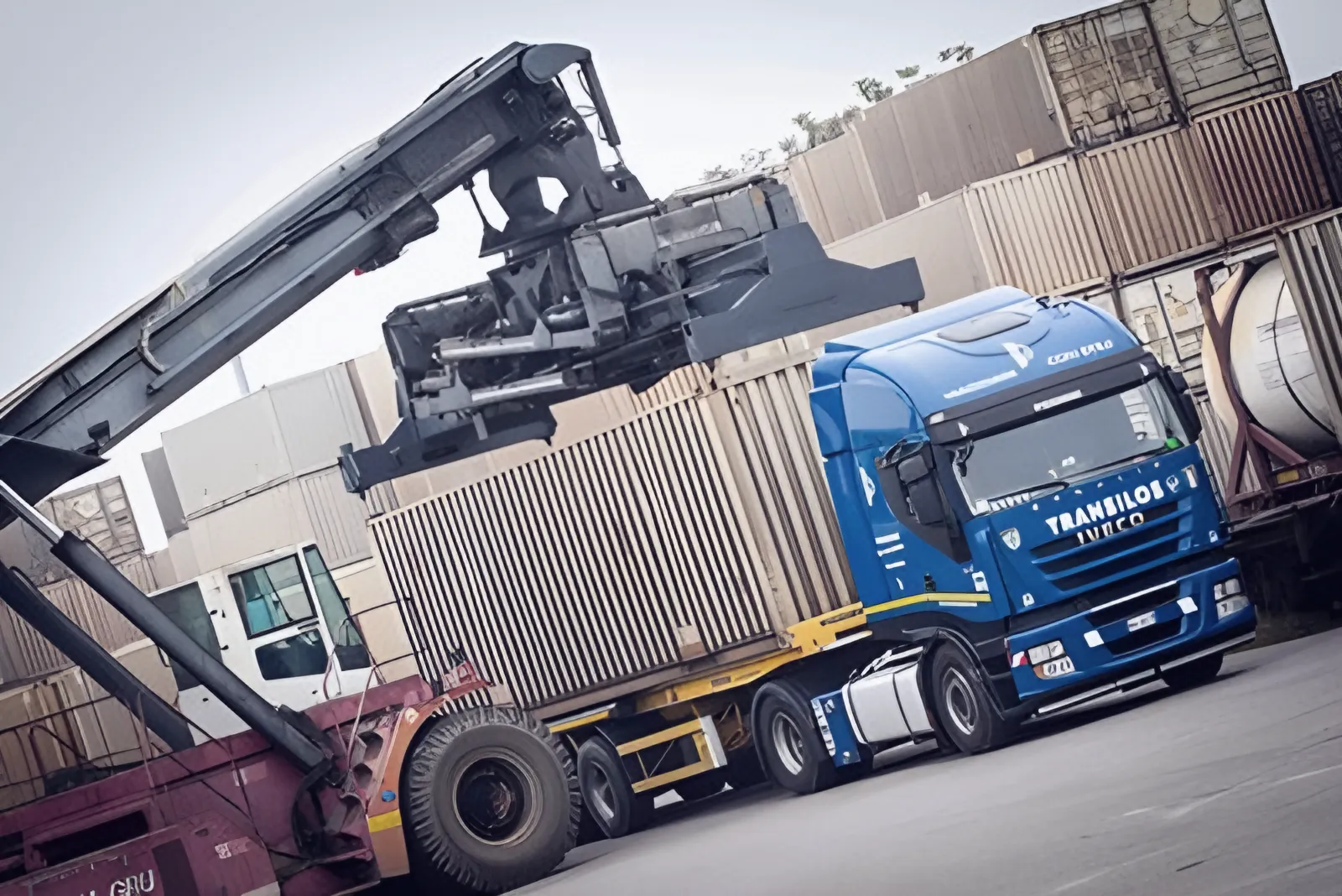 Reach stacker placing a container on the chassis of a Transilos Piccinini tractor